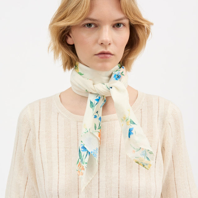 Daffodil scarf 90x90 Flower bouquet