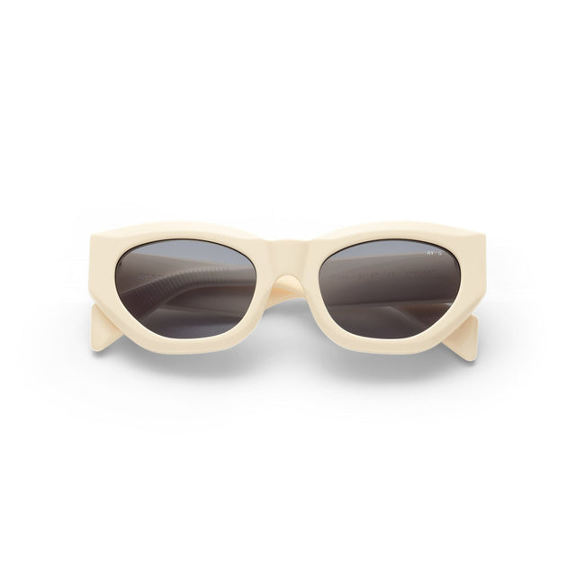 AY Studios Blaze Ivory - Solbriller i Off white (Ivory) Køb solbriller hos Adelie. Dametøj på nørrebro og onlline til hele Danmark