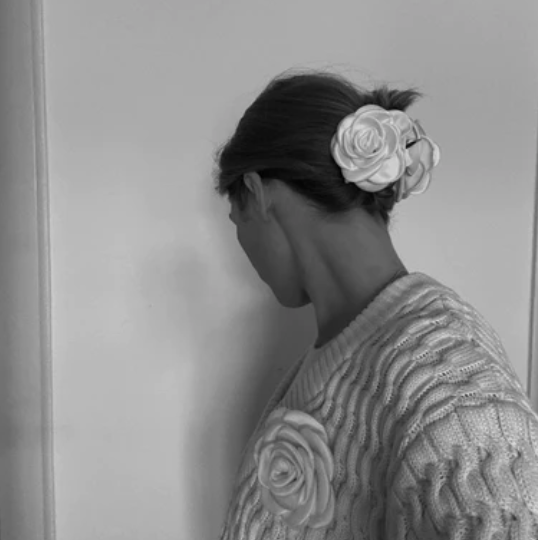 Lille Satin Rose Hårklemme Sort