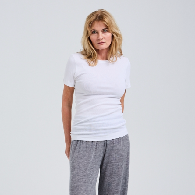 Seamless Basic Classic Short Sleeve Hvid - T-Shirts i Hvid (White ) Køb t-shirts hos Adelie. Dametøj på nørrebro og onlline til hele Danmark