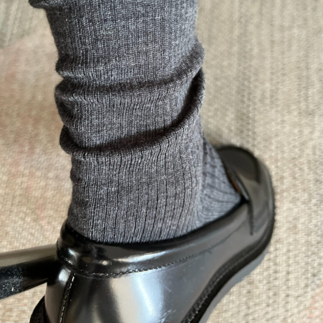 Mrs. Hosierys Merino Fine Dark Grey - Sokker  i Grå (Dark Grey) Køb sokker hos Adelie. Dametøj på nørrebro og onlline til hele Danmark